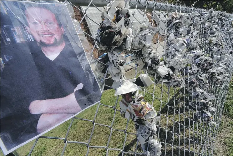  ?? MARK GAIL/WASHINGTON POST ?? A memorial outside Shaw Middle School at Garnet-Patterson in Washington, D.C., for principal Brian Betts.