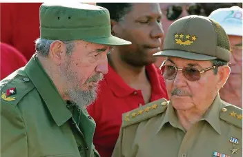  ?? FOTO: ALEJANDRO ERNESTO/DPA ?? Seit 1959 regieren die Castros, hier ein Foto von 2004, die Karibikins­el Kuba: Bis 2006 hatte der inzwischen verstorben­e Fidel (links) die Macht im Land, bevor er sie an Raúl abgab. Nun tritt auch der jüngere Bruder ab.