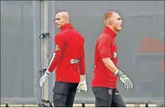  ??  ?? Jaume Domenech y Jasper Cillessen, en el entrenamie­nto de ayer.