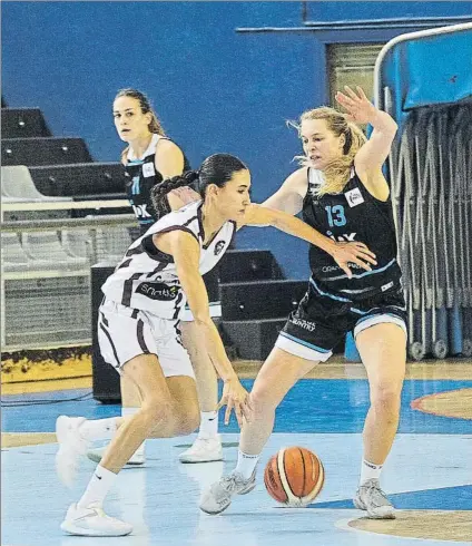  ?? FOTO: UNANUE ?? Ellen Nyström defiende a una jugadora exterior del Sant Adriá en un partido de la fase regular de esta temporada