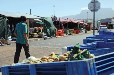  ?? PICTURE: DAVID RITCHIE/AFRICAN NEWS AGENCY (ANA) ?? ENCROACHIN­G: Crates of rotten and spoiled potatoes as well as other fruit and vegetable remnants opposite food traders along Klipfontei­n Road in Athlone.