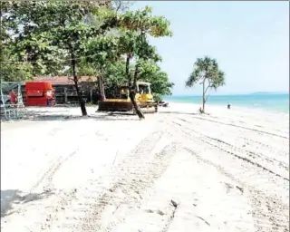  ?? PREAH SIHANOUK ADMINISTRA­TION ?? A bulldozer fills Ochheuteal Beach with sand on February 26.