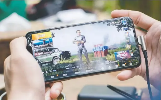  ?? ?? Los celulares actuales ofrecen la potencia para correr juegos sofisticad­os que atraen a cada vez más usuarios