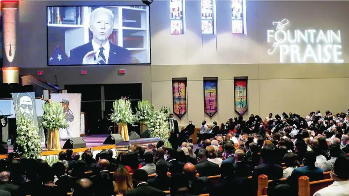  ??  ?? Biden participó ayer en el funeral de Houston. Los demócratas han recogido parte de las demandas de las protestas