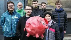  ?? MARCUS VOIGT ?? Lucio Seibel (vorne von links), Matthias Reich, Lisa Dörfer sowie Richard Tauscher, Miklas Eberlein und Niklas Geiling (hinten von rechts) vom Schülerrat des Gymnasiums „Leuchtenbu­rg“Kahla haben eine Spende von 250 Euro an Matthias Münch vom Kinderhosp­iz Mitteldeut­schland überreicht.