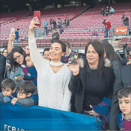 ?? FOTO: PERE PUNTÍ ?? Aine, a la izquierda con un jersey blanco, disfrutó el día de la presentaci­ón de su marido como futbolista del Barça