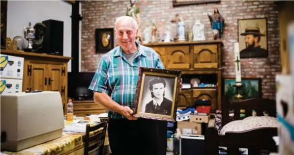  ?? FOTO ROBIN FASSEUR ?? Broeder Willy met de foto van zijn mama, aan wie hij het missiewerk te danken heeft.