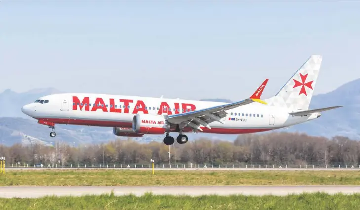  ?? ?? Eine Boeing 737-8-200 MAX von Malta Air startet im italienisc­hen Bergamo. Anfangs flog Malta Air ausschließ­lich mit Maschinen im Anstrich von Ryanair, jetzt nicht mehr.