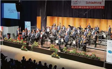  ??  ?? Das Polizeiorc­hester Bayern bei der umjubelten Eröffnung der 21. Mid Europe