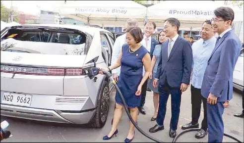  ?? ?? Makati Mayor Abby Binay leads the turnover of Hyundai IONIQ 5 cars to the city’s public safety department yesterday. With her are South Korean Ambassador Lee Sang-hwa and Hyundai Motor Philippine­s Inc. president Dong Wook Lee.