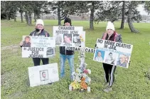  ?? LUKE EDWARDS TORSTAR ?? Angela Case, Jeremy Fox and Raeanne Corriveau — family of Jordan Case — rally at the Thorold jail Sunday.