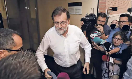  ?? Foto: Ángel García ?? Nochmal im Rampenlich­t: Mariano Rajoy vor der Tür des Grundbucha­mts.