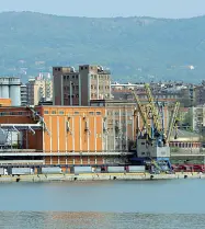  ??  ?? Amici nemici Dall’alto, il terminal crocierist­ico del porto di Venezia prima che scoppiasse la pandemia da coronaviru­s. Sotto, una banchina del porto di Trieste, primo scalo in Italia per volumi totali