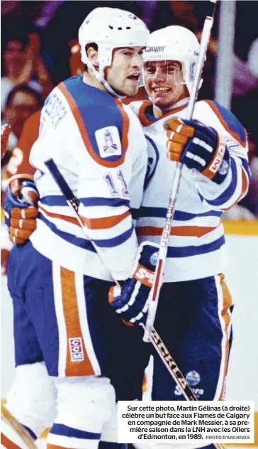  ?? PHOTO D’ARCHIVES ?? Sur cette photo, Martin Gélinas (à droite) célèbre un but face aux Flames de Calgary en compagnie de Mark Messier, à sa première saison dans la LNH avec les Oilers d’Edmonton, en 1989.