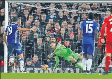  ??  ?? FALLO. Diego Costa se encontró con Mignolet en el penalti que hubiera dado el triunfo al Chelsea.