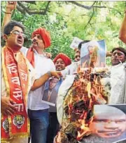  ?? SONU MEHTA / HT ?? Delhi Pradesh Shiv Sena members burn an effigy of preacher Zakir Naik at Jantar Mantar on Saturday.