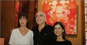  ??  ?? Leila Godet Voight, Carol Kolozs y Diana Castillo Castillo, anoche durante la inauguraci­ón de la exposición
