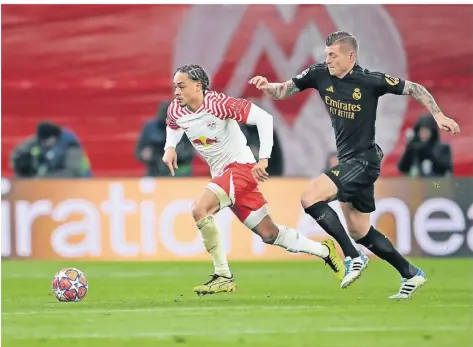  ?? FOTO: ROBERT MICHAEL/DPA ?? Verfolgt von einem Königliche­n: Leipzigs Xavi Simons (l.) und Reals Toni Kroos kämpfen um den Ball.