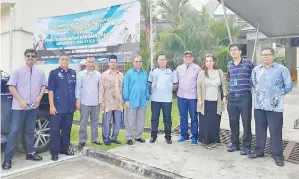  ??  ?? ZAINAL (lima dari kiri) bergambar bersama wakil pejabat daerah Kudat dan ketua kampung pada majlis penyerahan keluarga angkat.