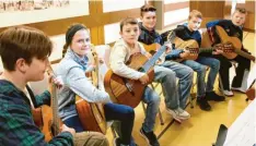  ?? ?? Die Gitarrenkl­asse gab ein Konzert in der Aula der Mindelheim­er Maria-WardRealsc­hule.