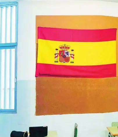  ?? ARCHIVO ?? Imagen de la bandera de España que colgaron los alumnos en el aula, a la que después añadieron el lema «Vamos Selección»