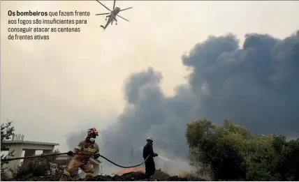  ??  ?? Os bombeiros que fazem frente aos fogos são insuficien­tes para conseguir atacar as centenas de frentes ativas