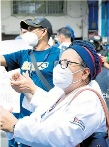  ??  ?? Servidores de la salud protestaro­n ayer en Portoviejo para pedir el pago de sus sueldos.