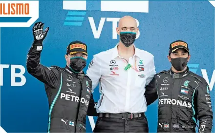  ??  ?? Valtteri Bottas (izq.), junto a Lewis Hamilton y el ingeniero REDACCIÓN del equipo. FOTO: AFP