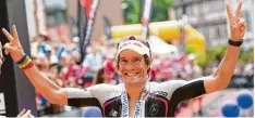  ?? Foto: dpa ?? Mit einem Lächeln erreicht Ironman Sieger Sebastian Kienle das Ziel.