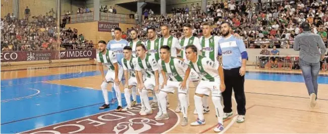  ?? VALERIO MERINO ?? La plantilla de Itea Córdoba CF para esta temporada 2017-18, en el espectacul­ar partido ante el poderoso ElPozo Murcia en la Copa