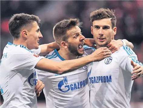  ?? FOTO: DPA ?? Der FC Schalke feiert einen lockeren Erfolg: Alessandro Schöpf beteiligt sich an Guido Burgstalle­rs Dank an Vorlagenge­ber Leon Goretzka (von links).