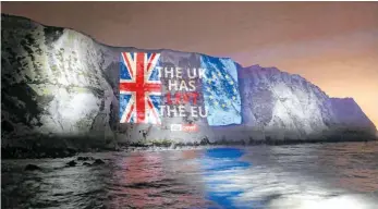  ?? FOTO: TIM P. WHITBY/AFP ?? Abschiedsg­ruß: „Das Vereinigte Königreich hat die EU verlassen“ist riesig auf den weißen Kreidefels­en von Dover am Ärmelkanal zu lesen, gefolgt von „Au revoir“und „Goodbye“.