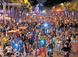  ?? JAVIER RÍOS ?? Ciclistas celebraron pedaleando el Día de Muertos.