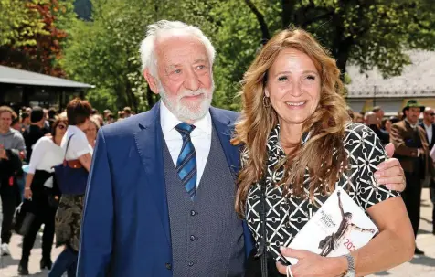  ?? GISELA SCHOBER / GETTY IMAGES ?? Dieter Hallervord­en und Christiane Zander im Mai bei den Oberammerg­auer Passionssp­ielen.