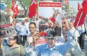  ?? PTI PHOTO ?? ▪ Left Democratic Mancha activists raise slogans against the razing of a Lenin statue, in Guwahati on Wednesday.