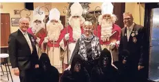  ?? FOTO: SCHÜTZEN ?? „Frau Nikolaus“Helga Beyen mit ihrer Truppe, flankiert von den Brudermeis­tern Willi Ridder (links) und Sven Withofs (rechts).