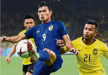  ?? — AFP ?? Prepared: Malaysia’s Nazirul Naim Che Hashim (right) has done his homework on Vietnam ahead of their first leg of the AFF Suzuki Cup final at the National Stadium in Bukit Jalil on Dec 11.