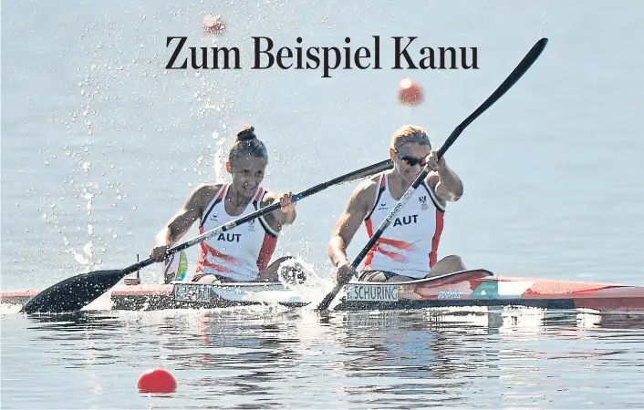  ??  ?? Ana Roxana Lehaci (links) und Yvonne Schuring paddelten in Rio knapp am Finaleinzu­g vorbei. Schuring holte 2011 mit Viktoria Schwarz den WM-Titel.