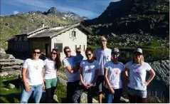  ?? (Photos S.F) ?? Devant les imposantes cimes des Merveilles et du Grand Capelet, quelques secondes de pause pour l’équipe d’accueil du refuge des Merveilles.