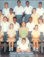  ?? HT PHOTO ?? Lungi Ngidi (back row, second from right) in Ms Taryn’s class at Kloof Senior Primary School. She now teaches at Highbury.