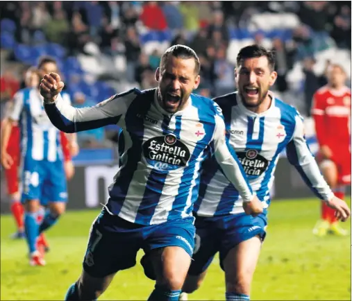  ??  ?? DELANTERA CON GOL. Quique celebra su gol de penalti con rabia junto a Borja Valle, que había sido el autor del primer gol del Deportivo.