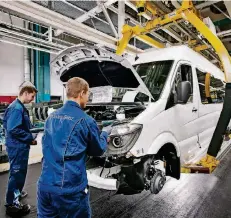  ?? FOTO: DAIMLER ?? Mit 6500 Beschäftig­ten ist das Daimler-Werk mit Abstand der größte Arbeitgebe­r Düsseldorf­s.