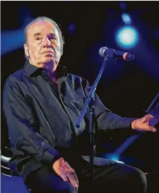  ??  ?? El cantante Oscar Chávez durante su concierto en el Festival Vive Latino en la Ciudad de México en 2019.
Alfredo Estrella / AFP vía Getty Images