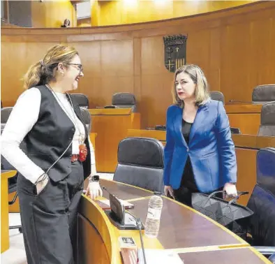  ?? CORTES DE ARAGÓN ?? La consejera de Educación, Claudia Pérez Forniés (de azul) charla con la portavoz del ramo popular Susana Gaspar.