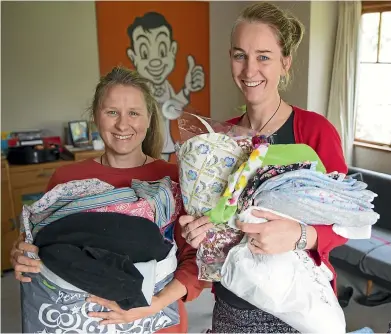  ?? BEJON HASWELL/STUFF ?? Silke Schlusnus, left, and Justine Carson-Iles show items made and donated by South Canterbury people to help animals injured in the Australian bushfires.