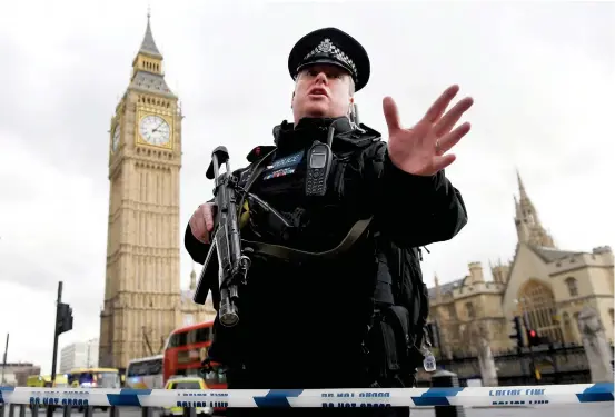  ?? FOTO: EPA / ANDY RAIN ?? SPäRRAR AV. Polisen stängde av det område i närheten av parlaments­byggnanden i London där en man knivskar en polis och körde på flera människor
med sin bil.