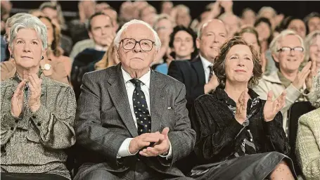  ?? FOTO VERTICAL ?? To je život.
Nicholas Winton (Anthony Hopkins) v pořadu, díky němuž se svět dozvěděl o jeho zásluhách.