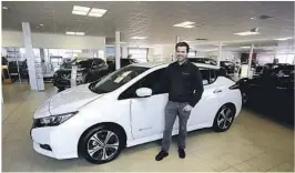  ?? TORE ØYVIND MOEN ?? VINNER: Nissan Leaf er en salgsvinne­r i Telemark og markedssje­f Jan Tore Hørta er strålende fornøyd. Arkivfoto: