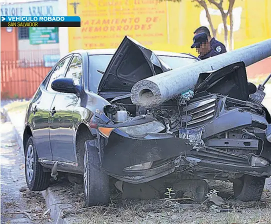  ??  ?? Lunes 15 de abril de 2019 UN VEHÍCULO COLISIONÓ CONTRA UN POSTE EN LA 19.ª AVENIDA NORTE, ENTRE 25.ª Y 27.ª CALLE PONIENTE. SUPUESTAME­NTE ERA UN VEHÍCULO ROBADO.