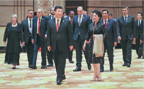  ?? XU JINGXING / CHINA DAILY ?? President Xi Jinping and his wife, Peng Liyuan, lead guests attending the China Internatio­nal Import Expo to a welcoming banquet in Shanghai on Nov 4.